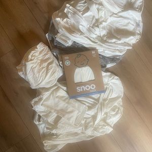 Snoo bundle: 5 small sleeps sacks, 3 medium, 4 sheets. Non smoking pet free home